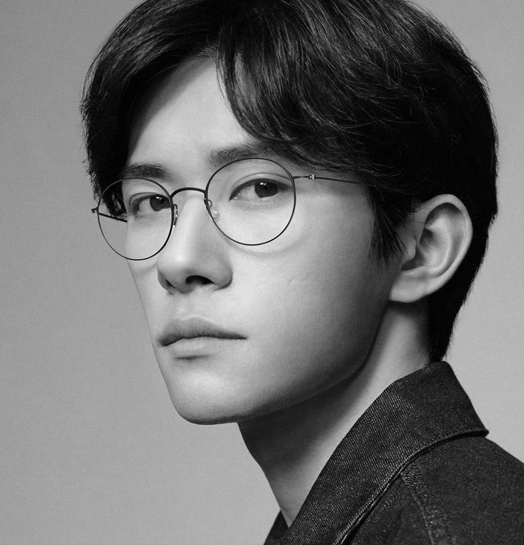 易烊千玺官宣成为林德伯格眼镜的全球代言人啦!