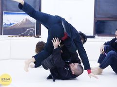 -菠萝格斗巴西柔术训练馆