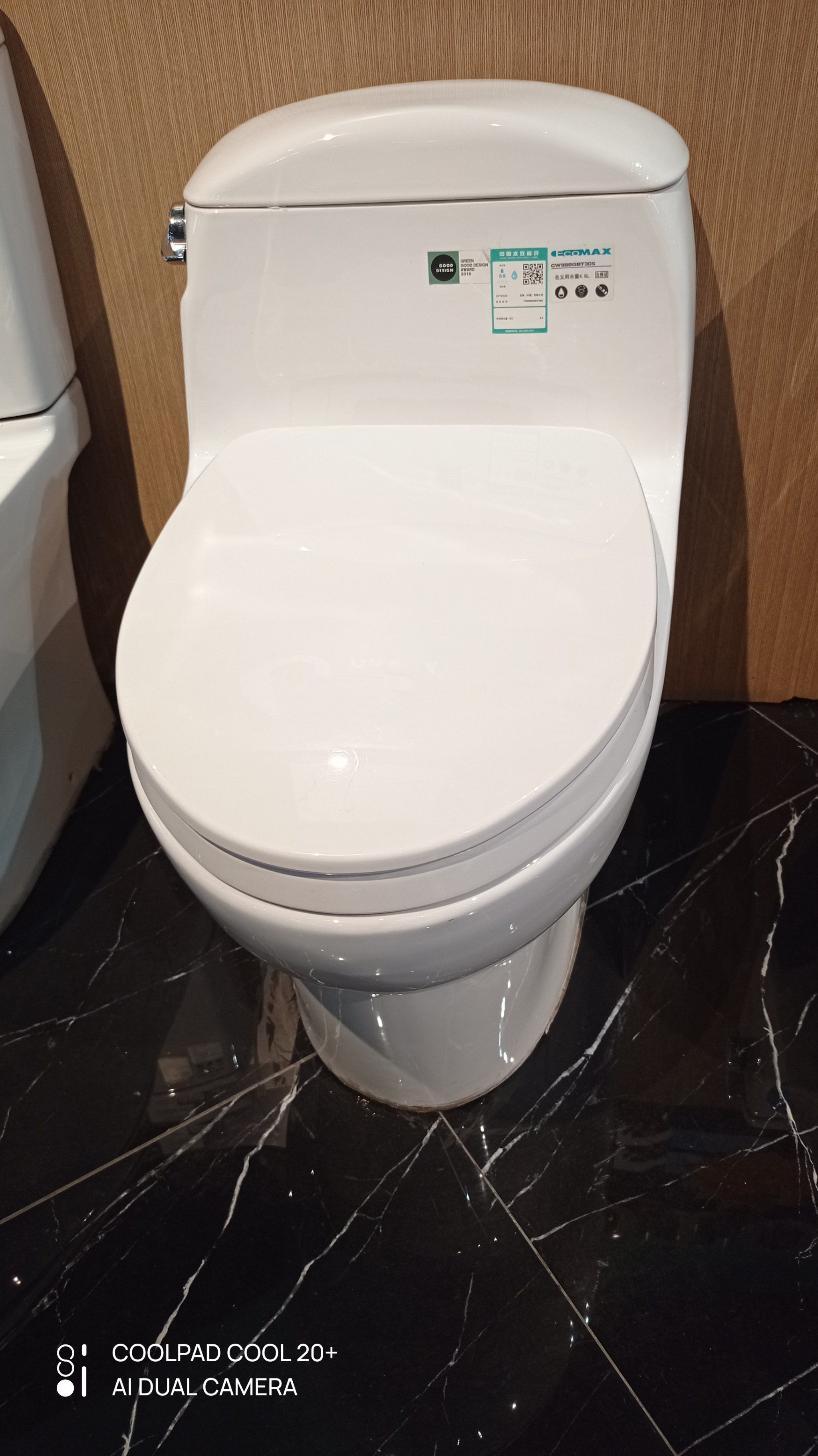 这款马桶真是太棒了!它的设计非常现代,而