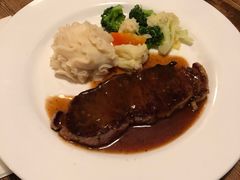 安格斯牛排佐黄油时蔬配黑椒汁-宝莱纳啤酒花园餐厅PAULANER BRAUHAUS Nanjing(广州路店)