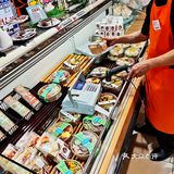 紧紧追随贴标签的店员[加油]