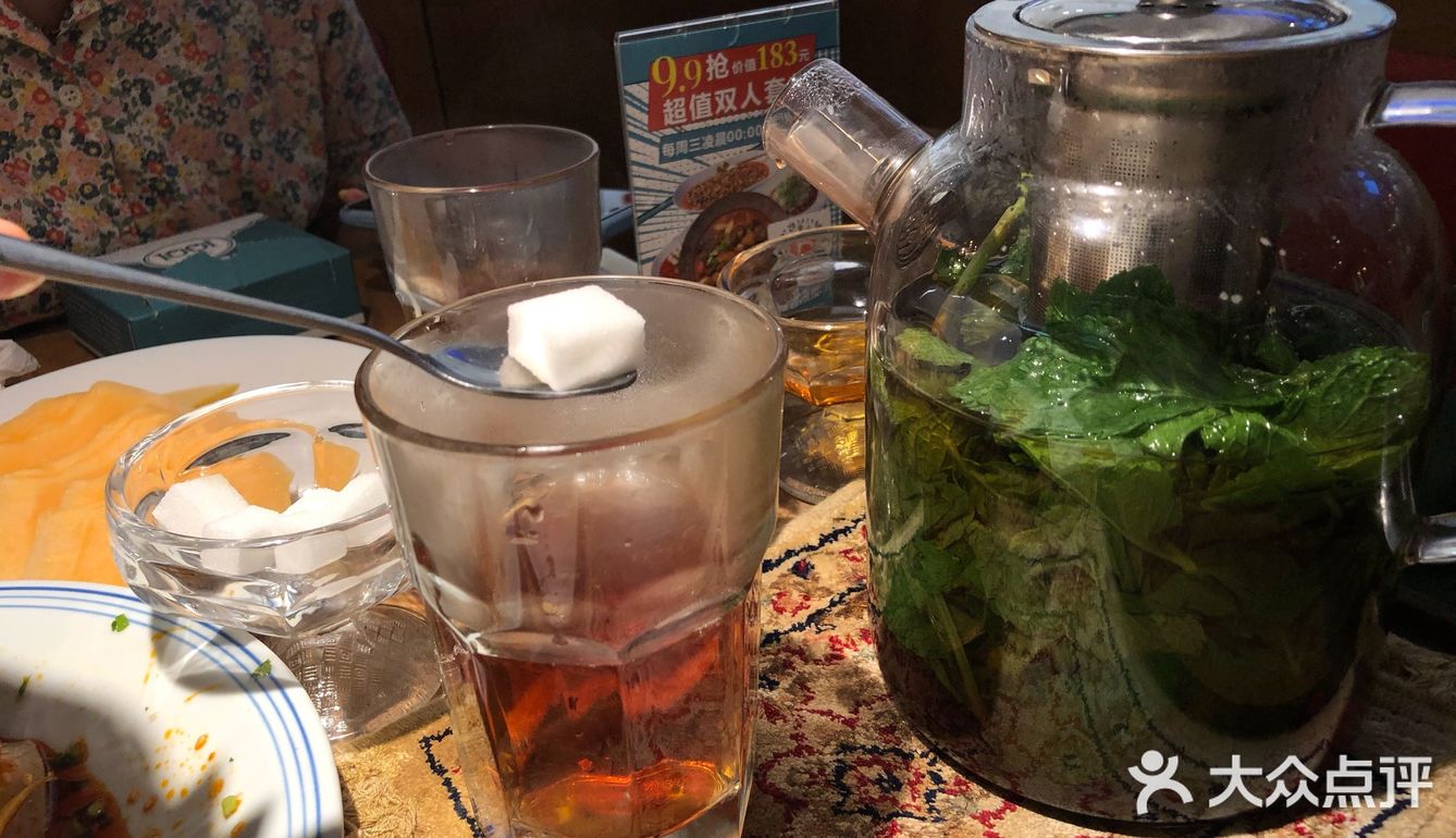 深圳的特色新疆菜大盘鸡羊肉串薄荷茶边吃边看民族舞蹈