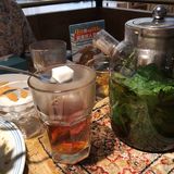 深圳的特色新疆菜大盘鸡羊肉串薄荷茶边吃边看民族舞蹈