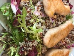 香烤三文鱼藜麦配坚果碎沙拉-魏斯理汉堡(西安沣东吾悦店)