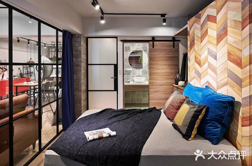 今日分享卧室到客厅的玻璃隔断让人眼前一亮！