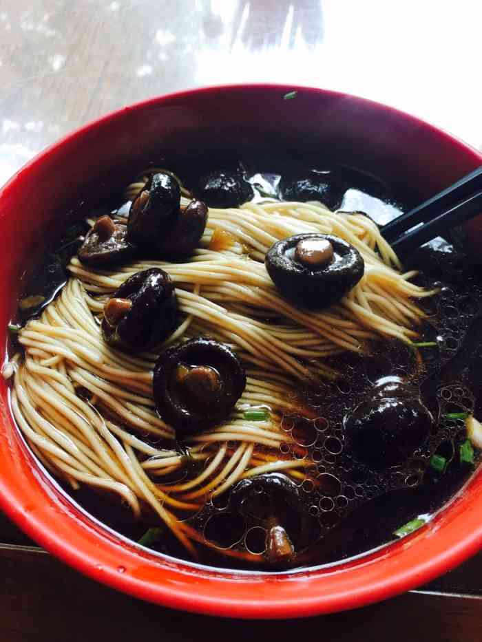 打分 锡惠公园对面,一碗早面,味道一般,八元小香菇面.