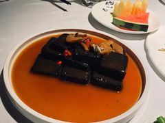 猴头菇鲍汁瑶柱扒制黑豆腐-肴约·花园式餐厅(湖里店)