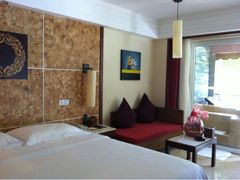 酒店的别墅房间。窗外就是私密温泉泡池-七仙岭君澜度假酒店