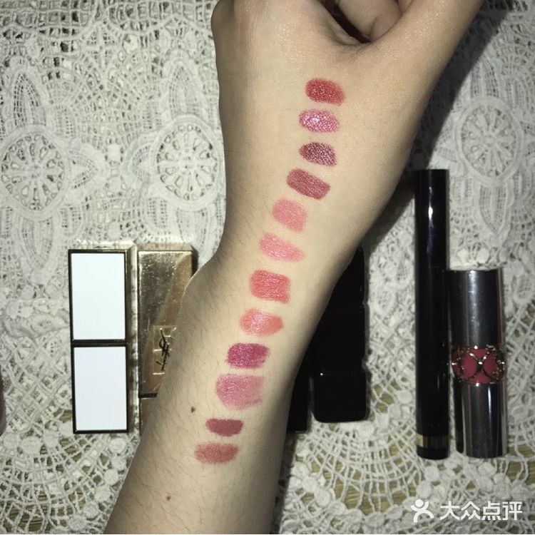 其实很多口红都是有点质地饱和度不同的同色系