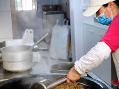阿姨在给我找大肠头-谢记素红大肠店(新民路店)