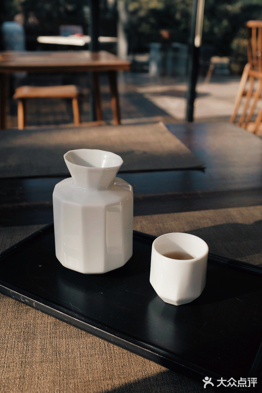 庭院内| 覆乘冬日夕曛之光