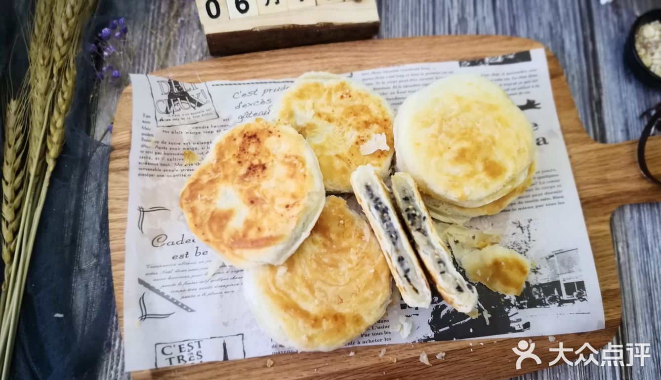 酥掉渣的白糖芝麻饼，吃的时候一定要接着点