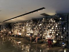 等候区-武商摩尔影城(国广IMAX激光店)