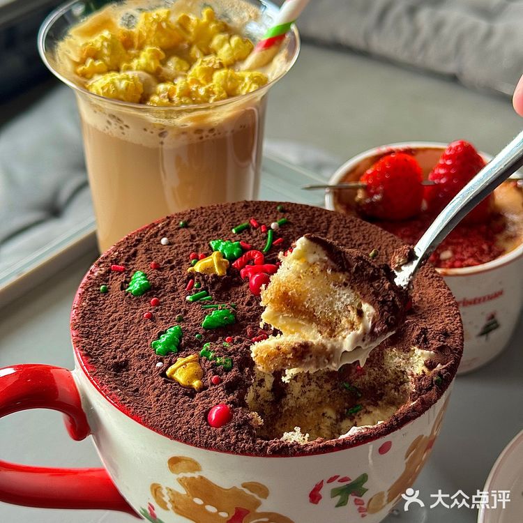 不懂就问！江门的咖啡店都这么圣诞🎄吗？？