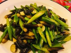 鸡枞菇炒芦笋-闯关东东北农家菜(崂山石老人店)