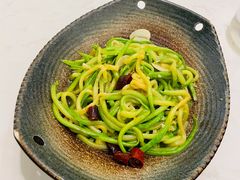 油渣炒洋丝瓜-浩海火燒雲傣家菜(芮欧百货店)