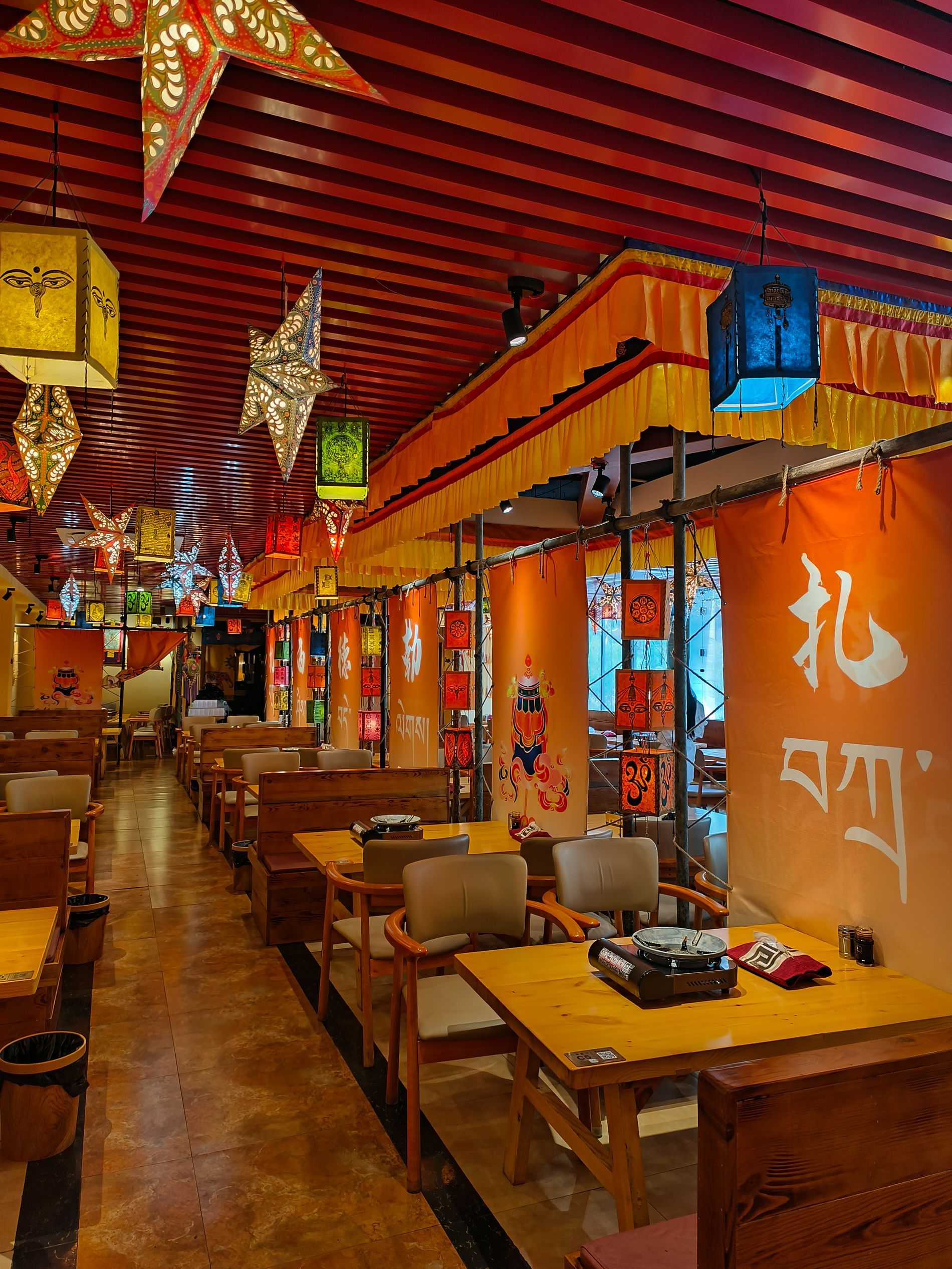 🚗\n \n\n超绝藏式装修,暖黄的灯光,特色的装饰,瞬间穿越感满满!