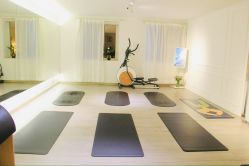 -闺蜜瑜伽·普拉提女性塑形馆