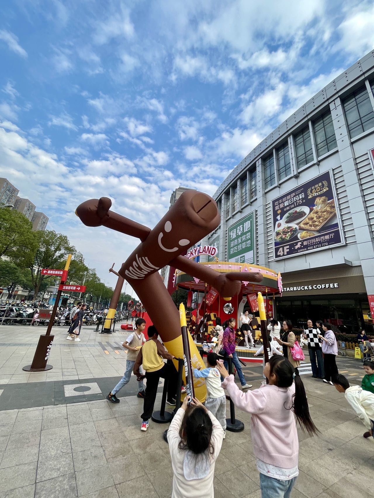 长沙凯德广场也太会了!充气人偶大作战!