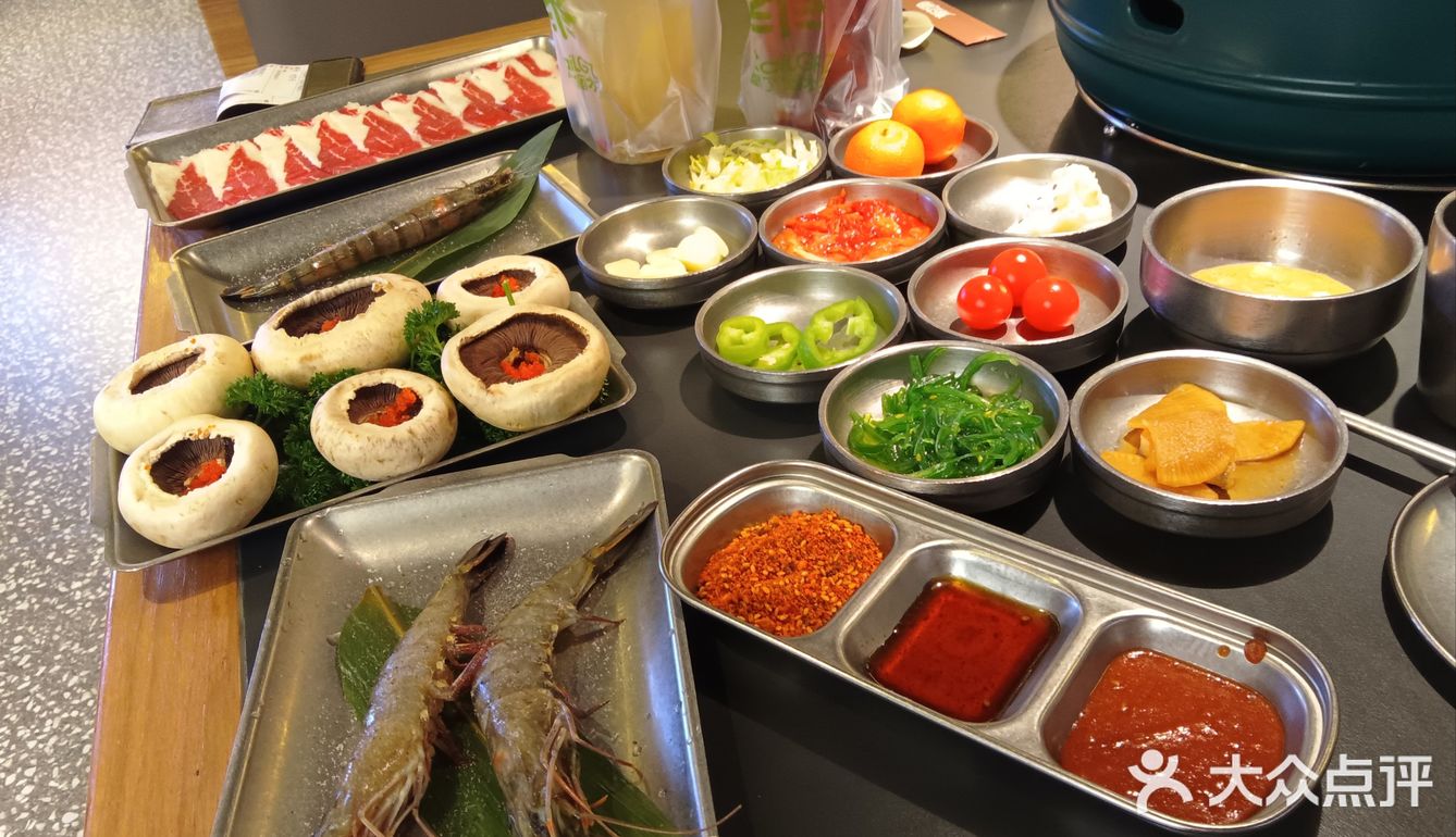 都是免费的。试问哪家烤肉店会这么多的配料给你配烤肉啊喂！