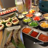 都是免费的。试问哪家烤肉店会这么多的配料给你配烤肉啊喂！