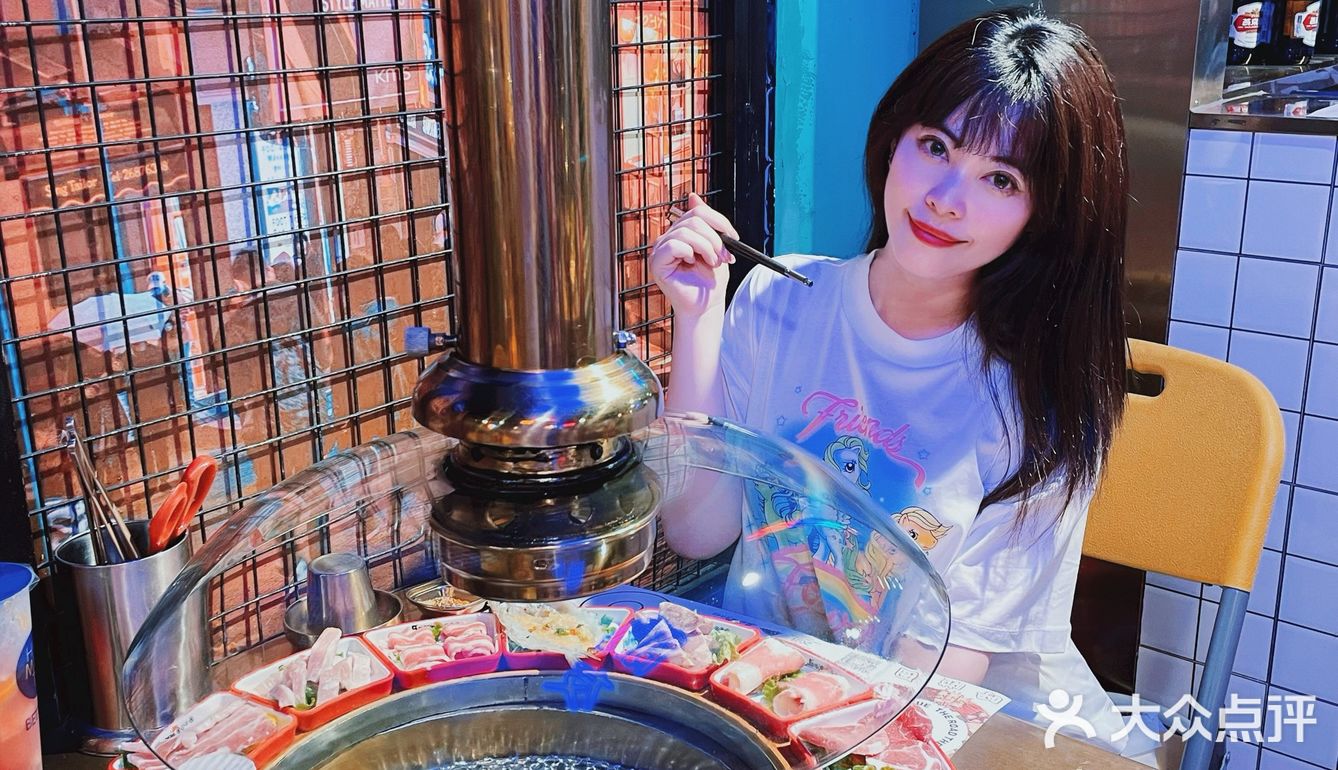 夏季夜生活最大的快乐就是下班后和小姐妹去吃烤肉！