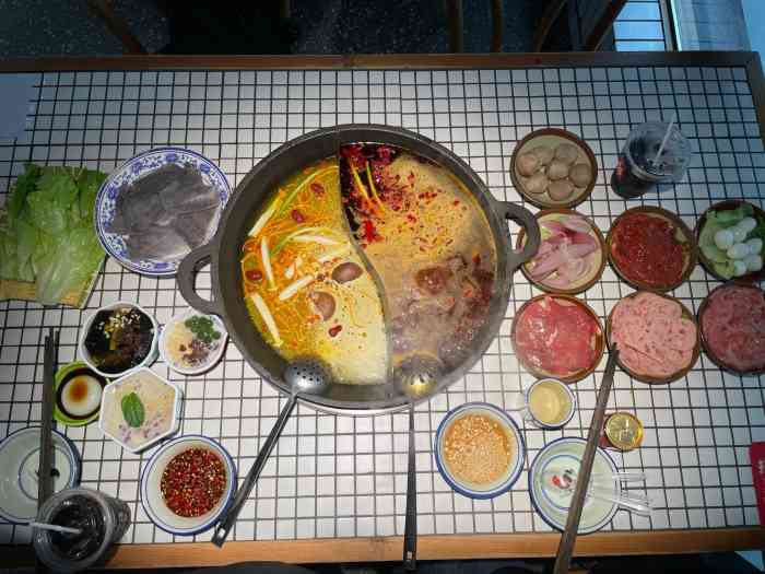 土货老火锅(洪崖洞店)-"到重庆的第一锅.下了飞机就在点评取了号.