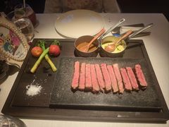 饲谷西冷牛排-弦月窗LUNETTE BY AMANDA(复兴路店)