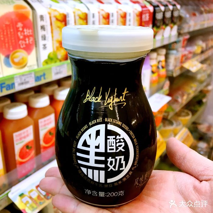 全家便利店(万源路店)悠纯黑酸奶图片