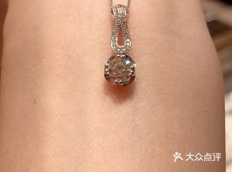 这款是莱绅通灵皇家博物馆系列钻石挂坠，主钻50分