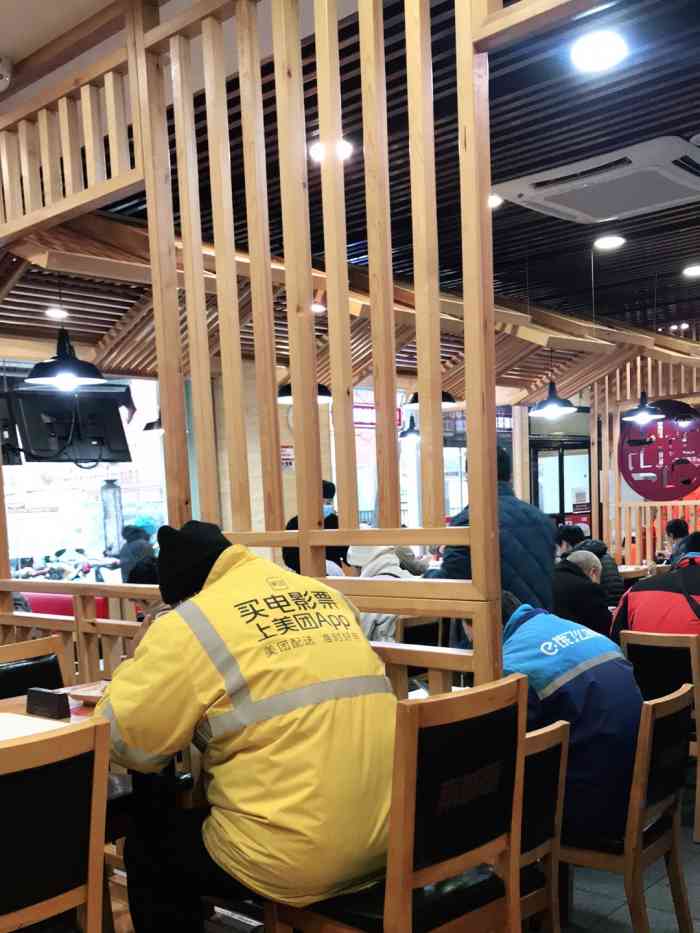 特别喜欢南城香早点里的蛋奶油条软糯可口清香扑鼻淡淡的奶味儿从嘴