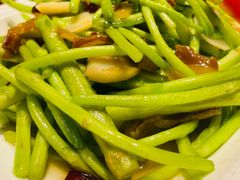 泥蒿炒腊肉-钵家大院·地道湖北菜(江夏·大花岭店)