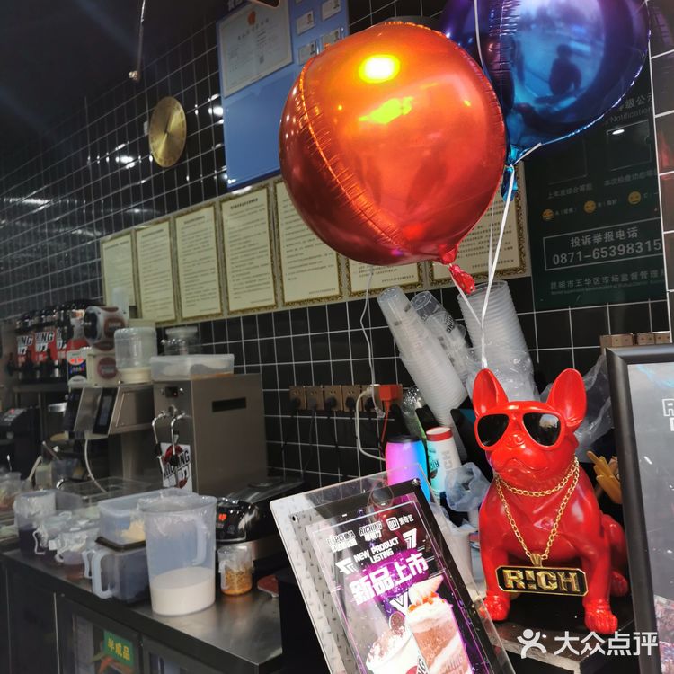 里面水果也很多，百香果，菠萝，西瓜，橙子，哈密瓜…