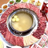 什么玩意❗❗这家火锅店把整头牛搬上餐桌❗