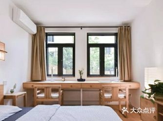 主卧的窗景正对院子里的腊梅