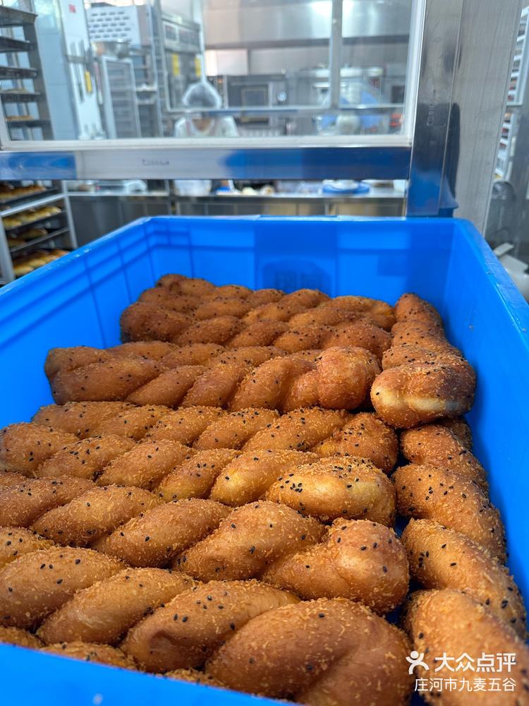 带馅大麻花出锅刚炸好