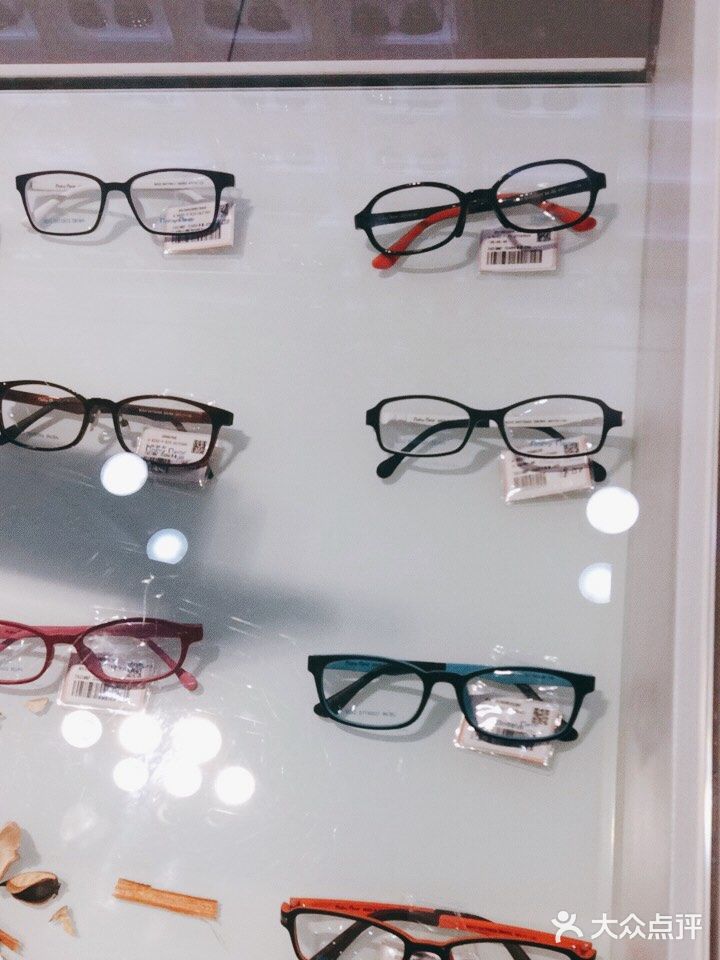 眼镜的款式多种多样的选镜框的宝宝有没有挑花眼呢感觉选镜框就像选衣服一样要搭配各种衣服的颜色还要头发的颜色也是一门挺大的学问的每次选框都要挑来挑去想选宝一样找不同的人来帮自己参考所以选一个适合的镜框也是挺不容易的