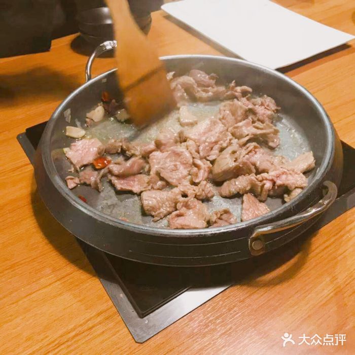 小牛花花·牛排火锅·小锅烤肉(五道口店)牛花花滋滋烤牛肉锅图片