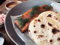 烟熏三文鱼配烤饺子皮和芥末籽酱-BOR Eatery(安福路店)