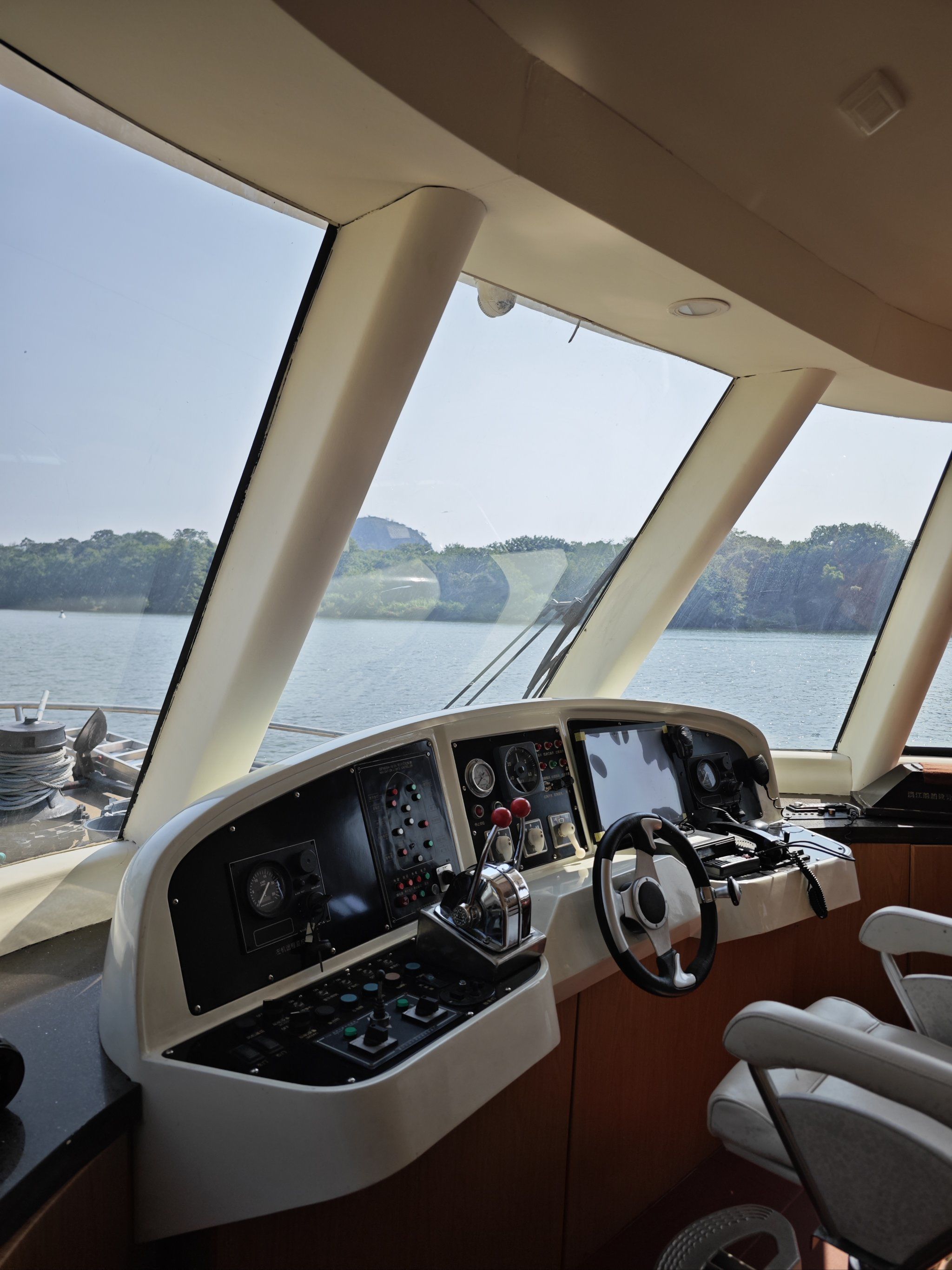 游艇湖面悠闲行