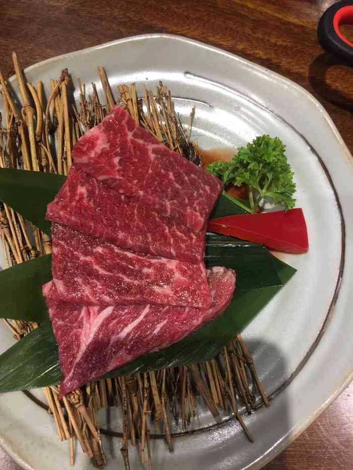 就给排了七人桌 位77很宽敞肉的品质都不错 不过记不大99楚肉