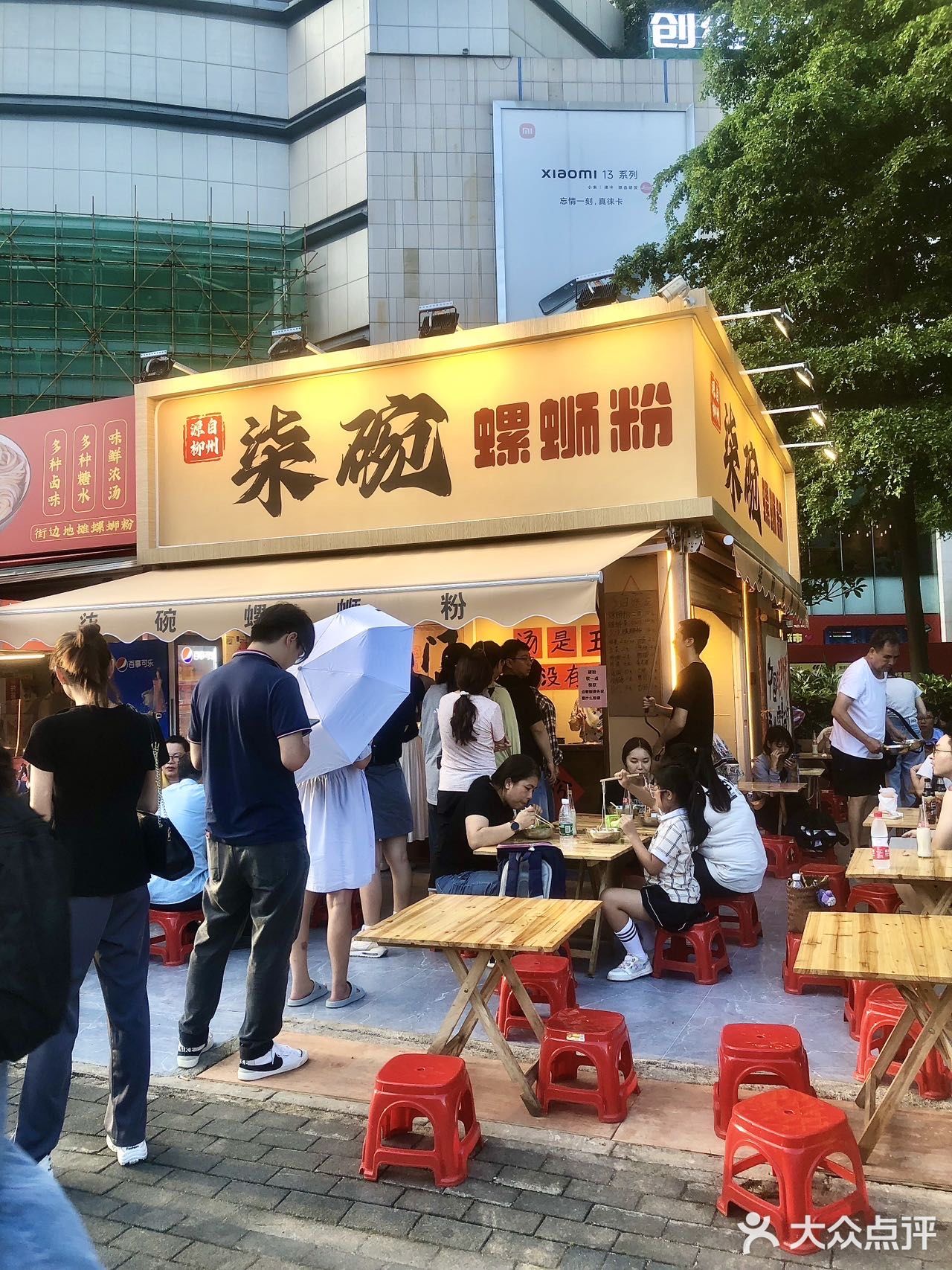 在南宁！！就是这种街边小摊的螺蛳粉才好吃！！