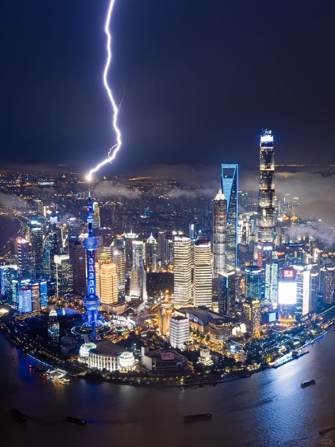陆家嘴绝美闪电夜景