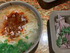 -亮亮面馆(经六路店)