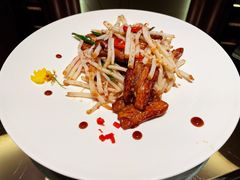 菊花芯炒黑豚肉-广州康莱德·韵轩中餐厅