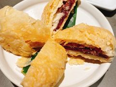 现烤玫瑰鲜花饼-云海肴·汽锅鸡·云南菜(高德置地店)