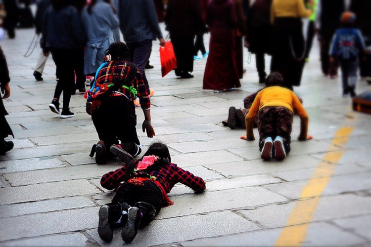 无论白天黑夜,虔诚的人,总是在朝拜着