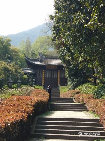 我们逛了一会就走了，看到了北高峰索道的缆车没开
