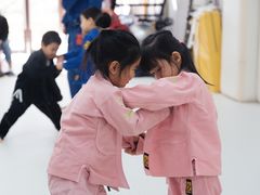 -菠萝格斗巴西柔术训练馆