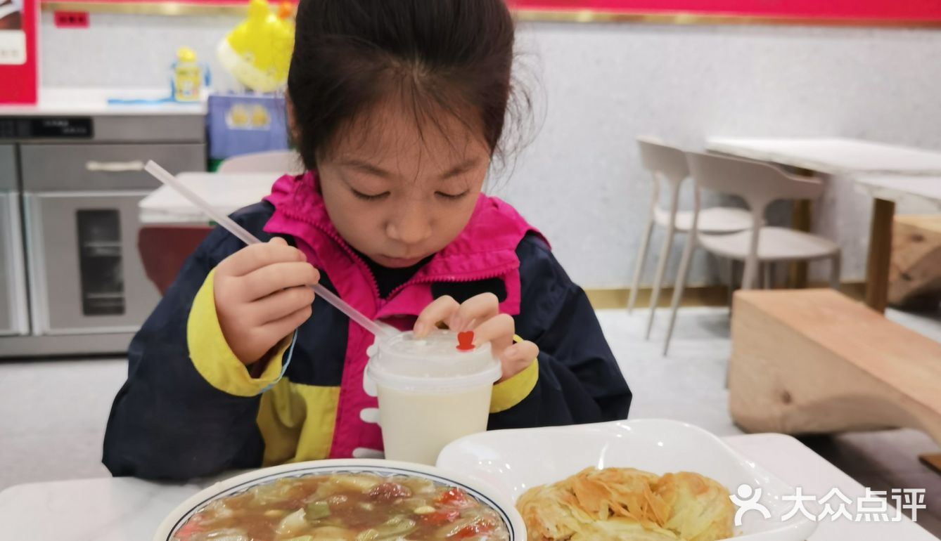 西安人的早点，升级版。胡辣汤配个麻辣牛肉饼加一杯豆浆